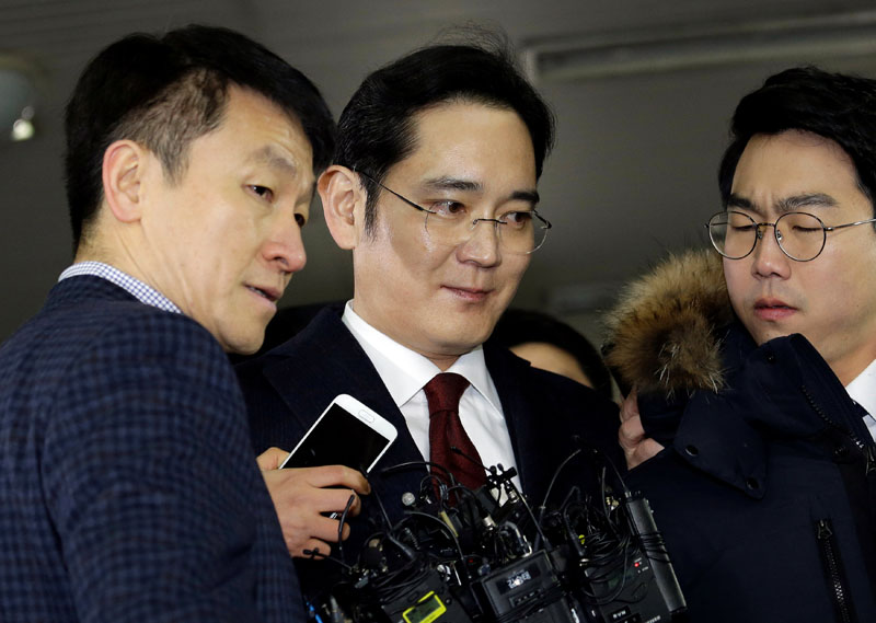 Jay Y Lee, center, vice chairman of Samsung Electronics, arrives to be questioned as a suspect in bribery case in the influence-peddling scandal that led to the president's impeachment at the office of the independent counsel in Seoul, South Korea, Thursday, on January 12, 2017. Photo: Reuters