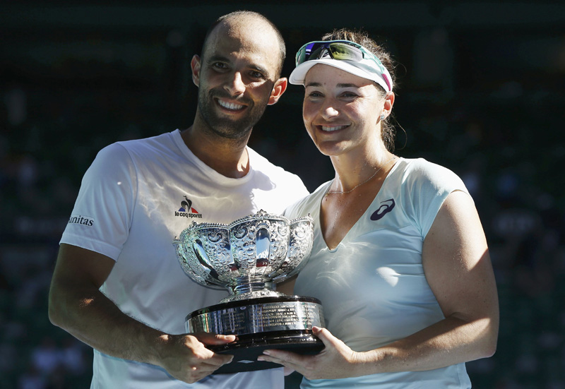 Abigail Spears of the US and Colombia's Juan Sebastian Cabal hold their trophy after winning their Mixed doubles final match against India's Sania Mirza and Croatia's Ivan Dodig. Photo: AP