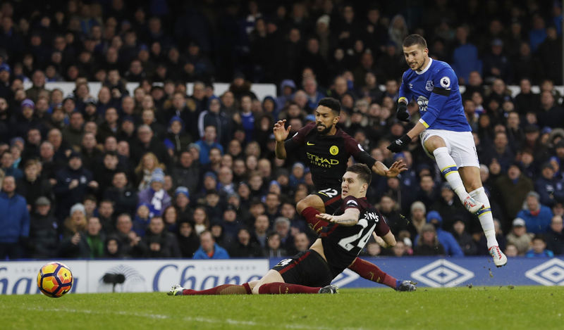 Everton's Kevin Mirallas scores their second goal. Photo: Reuters