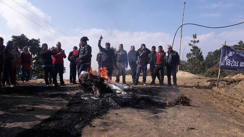 Locals burning effigies of Local Level Restructuring Commission Chairman Balananda Poudel and member Shyam Bhurtel for their recommendation to have Lamidanda Village Assembly in the place of Mahuregadi, in Mahure,  Khotang, on Tuesday, January 10, 2017. Photo: THT