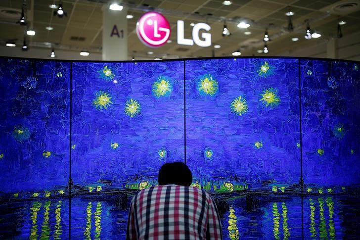 A man examins LG Electronics' double-faced and curved OLED TV during Korea Electronics Show 2016 in Seoul, South Korea, on October 27, 2016. Photo: Reuters