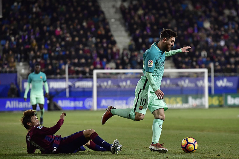FC Barcelona's Lionel Messi (right) in action with Eibar's Takashi Inui, during the Spanish La Liga soccer match between FC Barcelona and Eibar, at Ipurua stadium in Eibar, northern Spain, on Sunday, January 22, 2017. Photo: AP