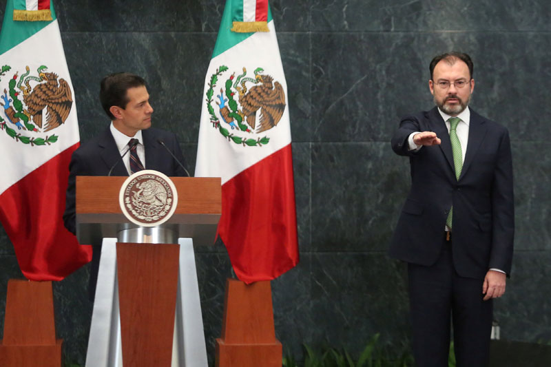 Luis Videgaray raises his hand as he is being sworn in as new Mexico's Foreign Minister during an address to the media by Mexico's President Enrique Pena Nieto to announce new cabinet members, at Los Pinos presidential residence in Mexico City, Mexico, on January 4, 2017. Photo: Reuters