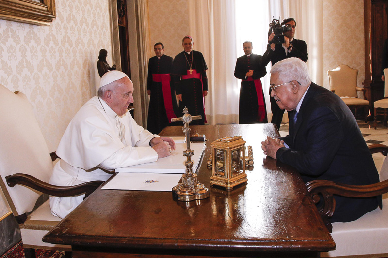 Pope Francis meets with Palestinian President Mahmoud Abbas during a private audience at the Vatican, Saturday, Jan. 14, 2017. Photo: AP
