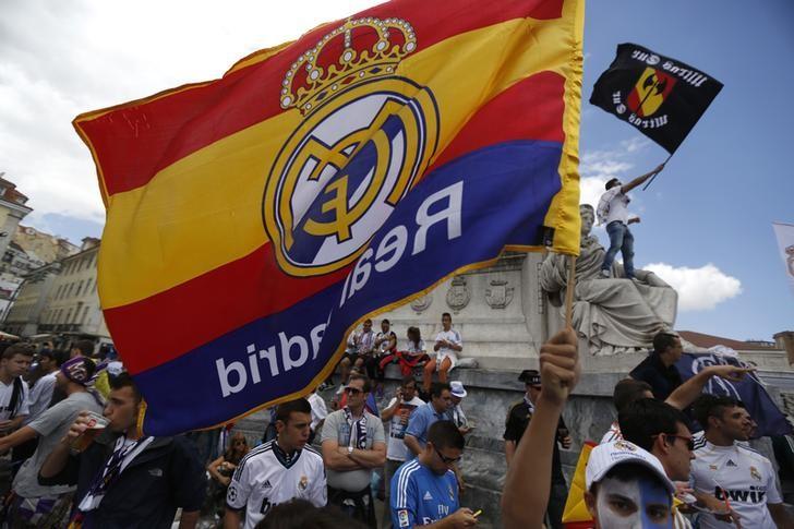 Real Madrid supporters wave their team's flags in downtown Lisbon May 24, 2014.    REUTERS/Rafael Marchante/Files