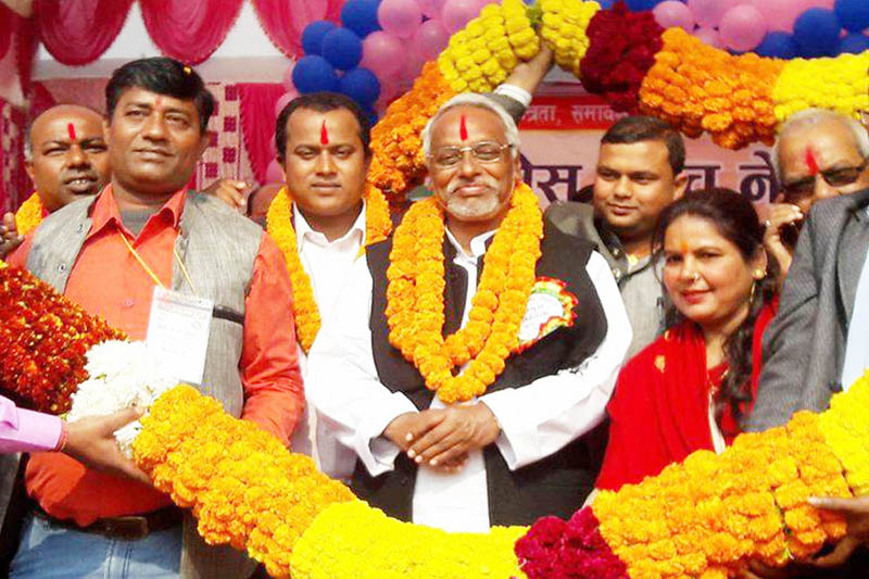 Sadbhawana Party Chairman Rajendra Mahato is greeted with a 101-kg garland by local journalists of Birgunj, in Parsa district, on Tuesday, January 10, 2017. Photo: Ram Sarraf