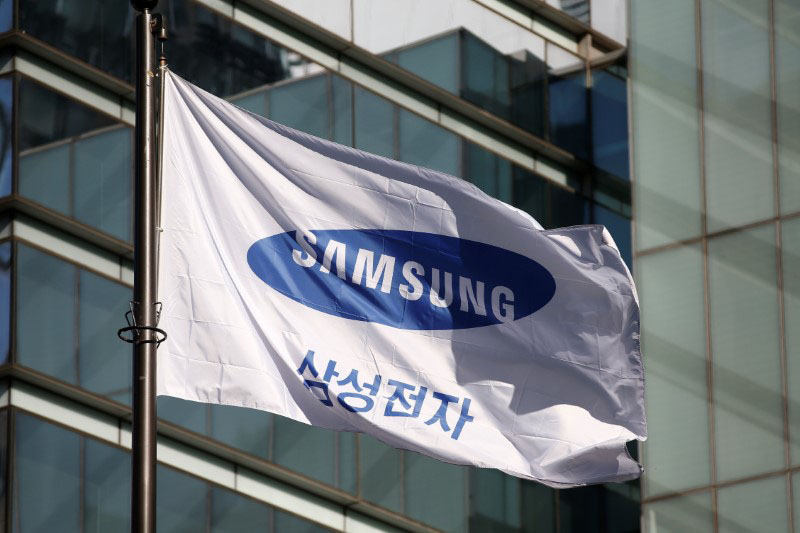 A flag bearing the logo of Samsung Electronics is pictured at its headquarters in Seoul, South Korea, on November 29, 2016. Photo: Reuters