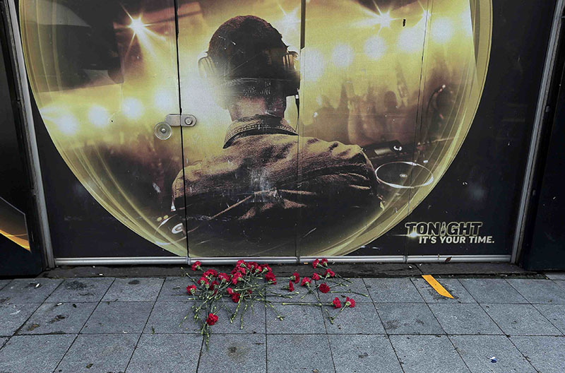 Flowers are placed outisde the Reina nightclub by the Bosphorus, which was attacked by a gunman, in Istanbul, Turkey, on January 1, 2017. Photo: Reuters