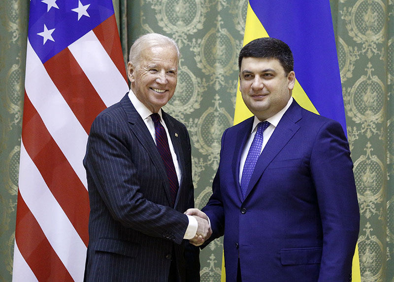 US Vice President Joe Biden (left) and Ukrainian Prime Minister Volodymyr Groysman pose for a photo during a meeting in Kiev, Ukraine, Monday, Jan. 16, 2017. Photo: AP