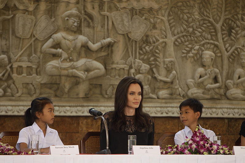 Hollywood actress Angelina Jolie sits with child actress Sareum Srey Moch (left) and actor Mun Kimhak, (right) during a press conference in Siem Reap, Cambodia, on Saturday, February 18, 2017. Photo: AP