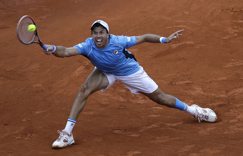 Argentina's Carlos Berlocq returns the ball to Italy's Paolo Lorenzi during the Davis Cup first round tennis match in Buenos Aires, Argentina, on Sunday, February 5, 2017. Berlocq went on to win 4-6, 6-4, 6-1, 3-6, 6-3. Photo: AP
