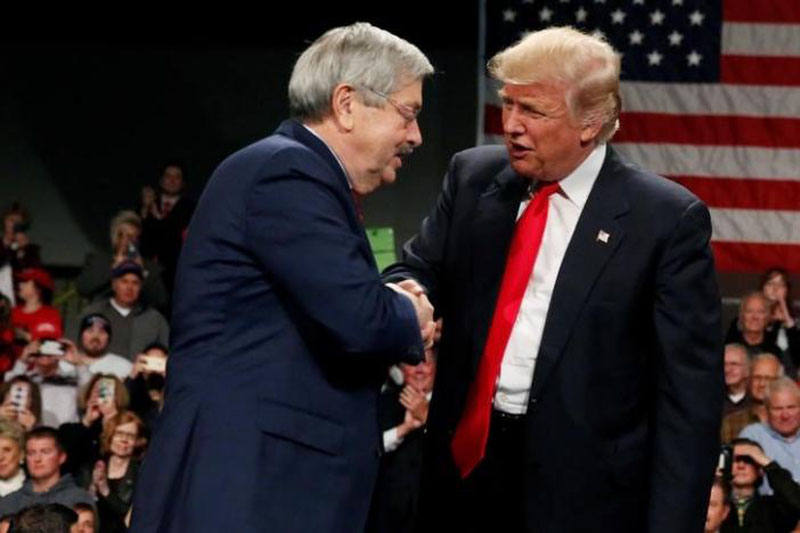 US President-elect Donald Trump shakes hands with Governor of Iowa Terry Branstad (left) at the USA Thank You Tour event at the Iowa Events Center in Des Moines, Iowa, US, on December 8, 2016. Photo: Reuters