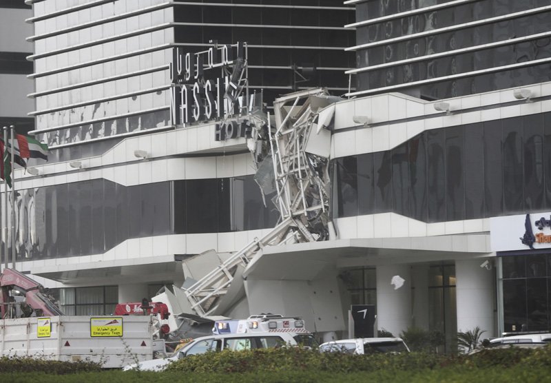 A construction crane has collapsed during high winds on the main highway running through Dubai, disrupting traffic in the heart of the Mideast's commercial hub in Dubai, United Arab Emirates, Friday, February 3, 2017. Photo: AP