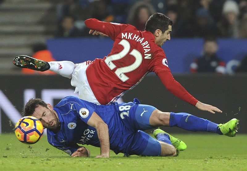 Manchester United's Henrikh Mkhitaryan (left) and Leicester's Christian Fuchs battle for the ball during the English Premier League soccer match between Leicester City and Manchester United at the King Power Stadium in Leicester, England, on Sunday, February 5, 2017. Photo: AP