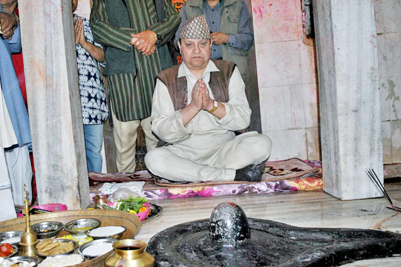Former King Gyanendra Shah offers prayers to Lord Shiva on the occasion of Shivaratri at Alkhiyamath temple in Birgunj, on Friday, February 24, 2017. Photo: RSS
