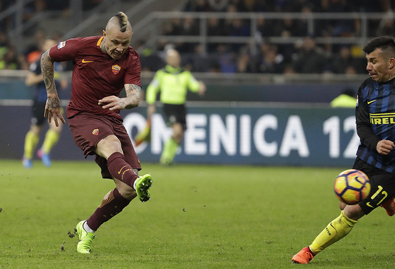 Roma's Radja Nainggolan scores his second goal during an Italian Serie A soccer match between Inter Milan and Roma, at the San Siro stadium in Milan, Italy, on Sunday, February 26, 2017. Photo: AP