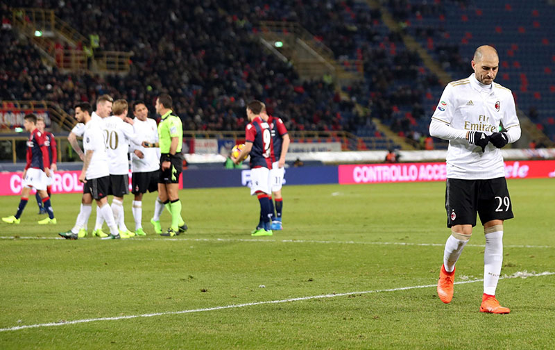 AC Milan's Gabriel Paletta, right, walks off the pitch after getting a red card during a Serie A soccer match between Bologna and AC Milan, at the Renato Dall'Ara stadium in Bologna, Italy, on Wednesday, February 8, 2017.  Photo: Giorgio Benvenuti/ANSA via AP