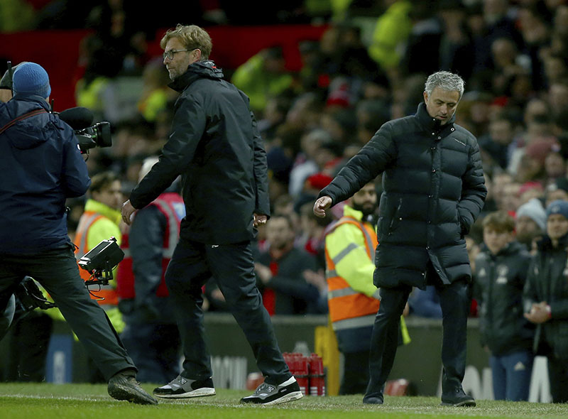 Manchester United's manager Jose Mourinho, right, and Liverpool's head coach Juergen Klopp walk away from each other after shaking hands at the end of the English Premier League soccer match between Manchester United and Liverpool at Old Trafford stadium in Manchester, England, on Sunday, January 15, 2017. Photo: AP