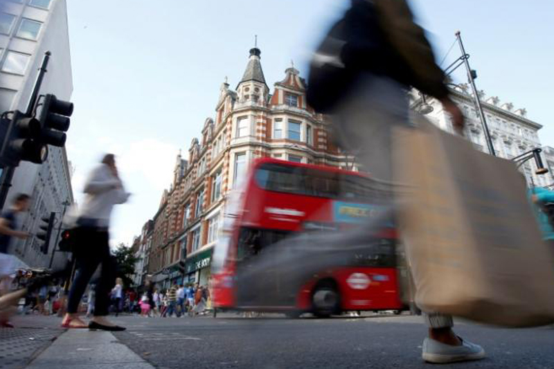 FILE PHOTO: Shoppers cross the road in Oxford Street, in London, Britain August 14, 2016. Photo: Reuters