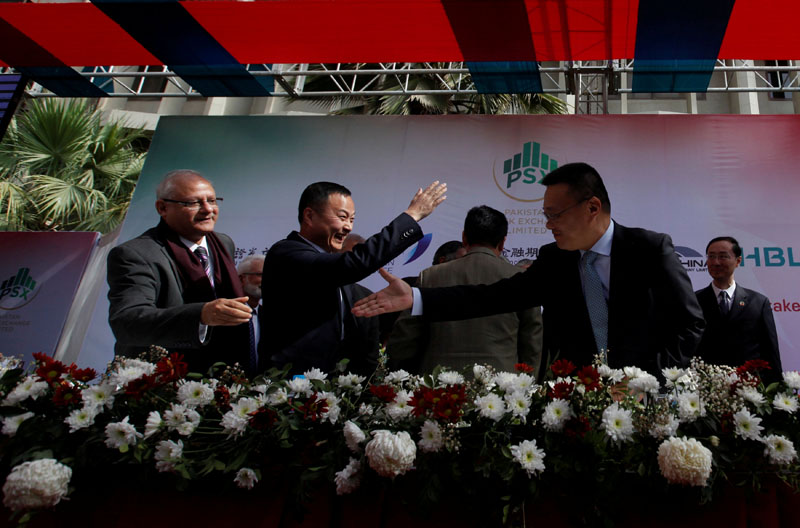 Nadeem Naqvi (left), Managing Director of the Pakistan Stock Exchange, shakes hands with Chinese officials after signing an agreement for a Chinese-led consortium to buy a strategic stake in PSX in Karachi, Pakistan, on January 20, 2017. Photo: Reuters
