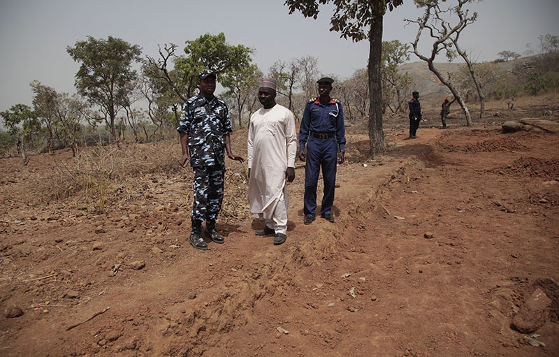 Security officers stand guard at the scene where a German archaeologists and his associate were kidnapped in Janjala Village, Nigeria, on Friday, February 24, 2017. Photo: AP