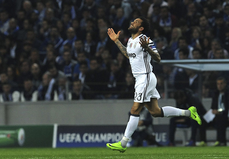 Juventus' Dani Alves celebrates after scoring his side's second goal during the Champions League round of 16, first leg, soccer match between FC Porto and Juventus at the Dragao stadium in Porto, Portugal, on Wednesday, February 22, 2017. Photo: AP
