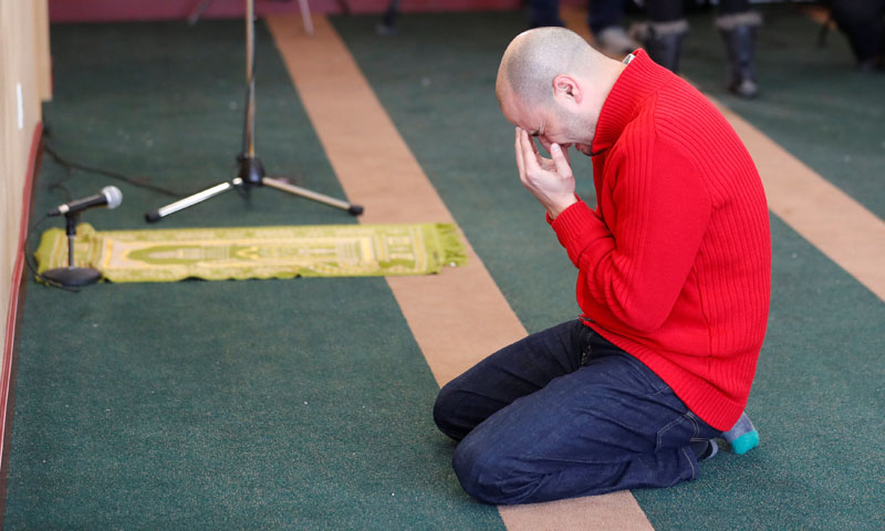 A man cries while he prays at the Quebec Islamic Cultural Centre in Quebec City, on February 1, 2017. Photo: Reuters