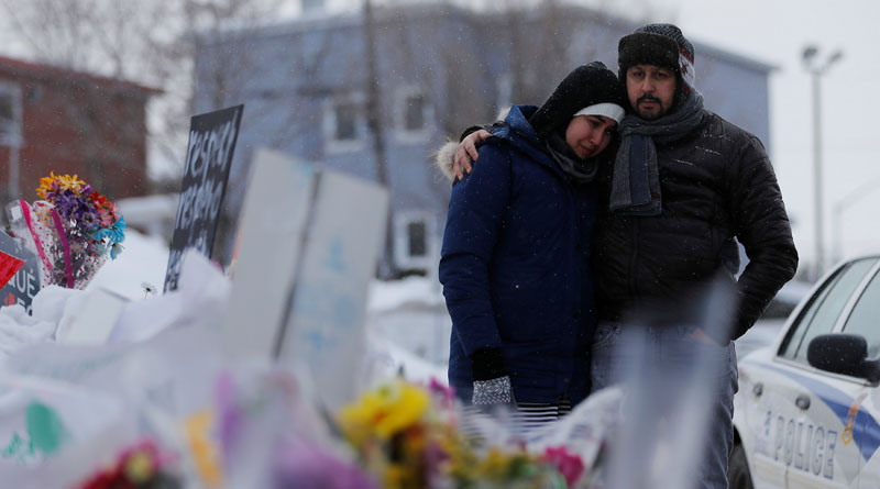 Azzedine Najd (right) and his wife Fadwa Achmaoui look at the memorial near the site of a fatal shooting at the Quebec Islamic Cultural Centre in Quebec City, Canada, on January 31, 2017. Photo: Reuters