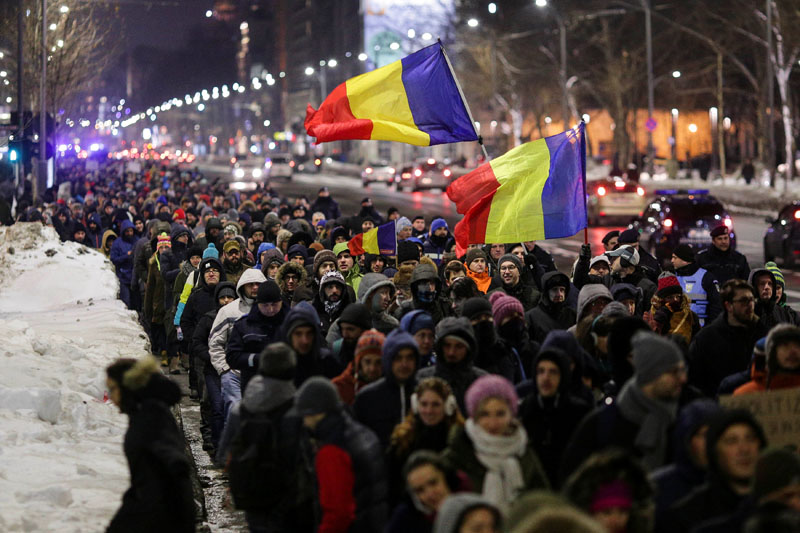 Romanians protest on a main boulevard against government plans to grant prison pardons and decriminalize some offences through emergency decree, in Bucharest, Romania, on January 18, 2017. Photo: Inquam Photos via Reuters