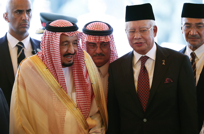 Saudi Arabia's King Salman, left, stands next to Malaysian Prime Minister Najib Razak after inspecting an honor guard during a welcoming ceremony at Parliament House in Kuala Lumpur, Malaysia Sunday, Feb. 26, 2017. Photo: AP