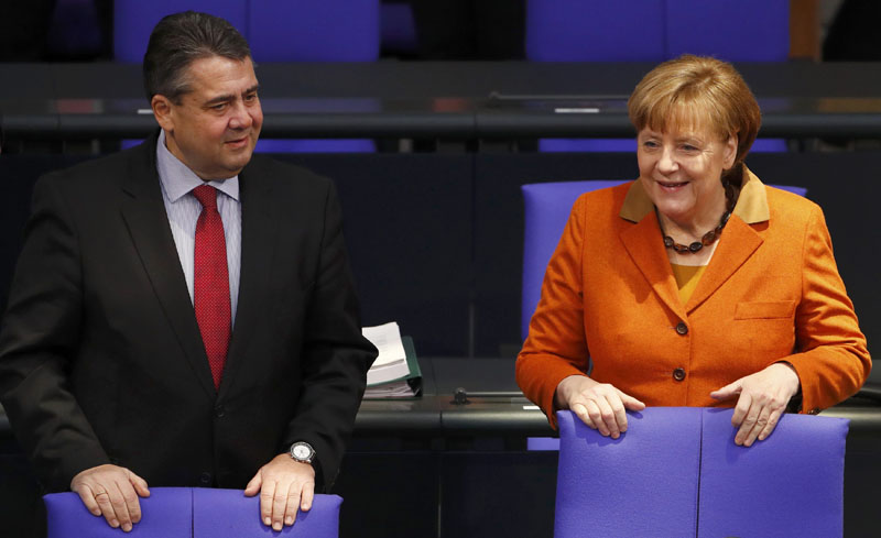 German Economy Minister Sigmar Gabriel talks to German Chancellor Angela Merkel at the lower house of parliament Bundestag in Berlin, Germany, on January 26, 2017. Photo: Reuters