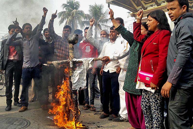 Cadres of the United Democratic Madhesi Front burns an effigy of Prime Minister Pushpa Kamal Dahal at Birgunj on Tuesday, February 21, 2017. Photo: Ram Sarraf/THT
