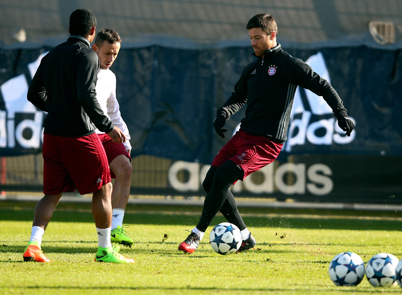 Bayern Munich's Douglas Costa, Rafinha and Xabi Alonso attend a training session. Photo: Reuters