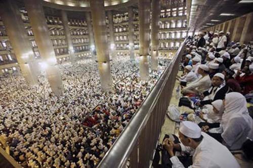 Muslim men attend a mass prayer at the Istiqlal Mosque in Jakarta, Indonesia on Saturday, February 11, 2017. Photo: AP