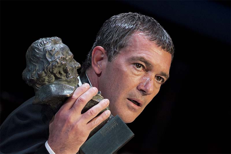 FILE - Spanish actor Antonio Banderas holds his Honorific Goya trophy for his career, at the Goya Film Awards Ceremony in Madrid, Spain, on February 7, 2015. Photo: AP
