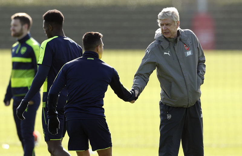 Arsenal manager Arsene Wenger shakes hands with Arsenal's Alexis Sanchez during training. Photo: Reuters