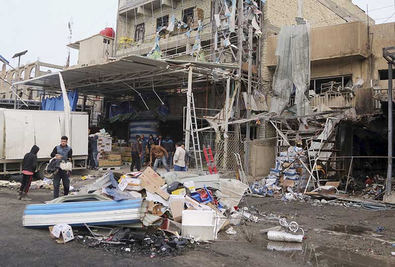 People inspect the aftermath of a suicide car bombing in a commercial area in Baghdad's southwestern Amil neighborhood, Iraq, Tuesday, on March 21, 2017.  Photo: AP