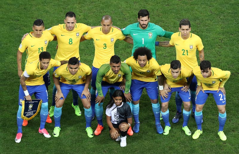 Brazil's players pose before their match against Paraguay. Photo: Reuters