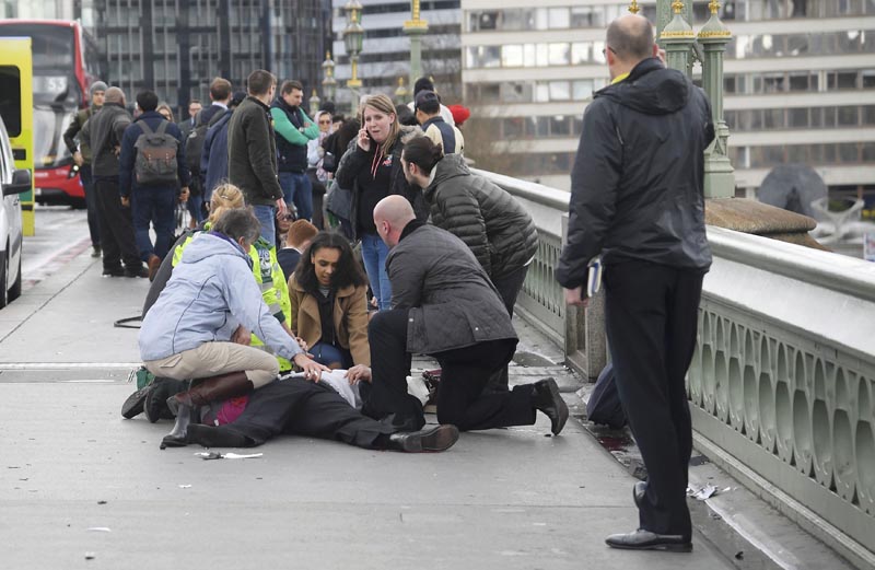 Injured people are assisted after an incident on Westminster Bridge in London, March 22, 2017. Photo: Reuters