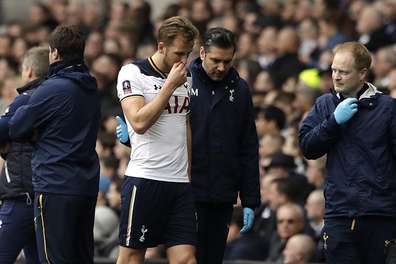 Tottenham's Harry Kane (center left) leaves the pitch after getting injured during the English FA Cup quarterfinal soccer match between Tottenham Hotspur and Millwall FC at White Hart Lane stadium in London, on Sunday, March 12, 2017. Photo: AP