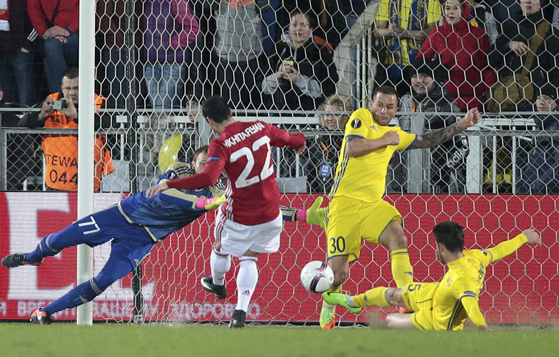 Manchester United's Henrikh Mkhitaryan, centre, scores a goal during the Europa League round of 16 first leg soccer match between Rostov and Manchester United in Rostov-on-Don, Russia, on Thursday, March 9, 2017. Photo: AP
