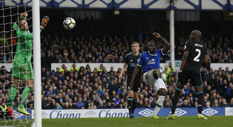 Everton's Romelu Lukaku scores their third goal. Photo: Reuters