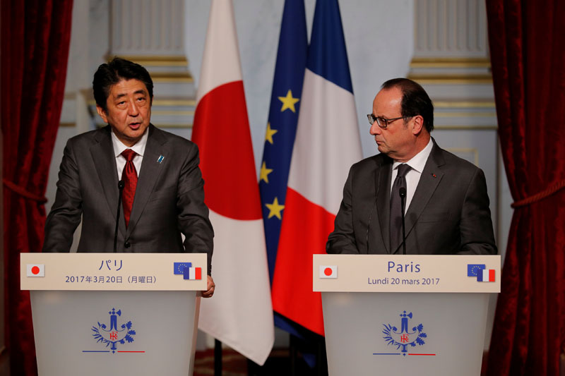 French President Francois Hollande and Japan's Prime Minister Shinzo Abe attend a joint declaration at the Elysee Palace in Paris, France, on March 20, 2017. Photo: Reuters
