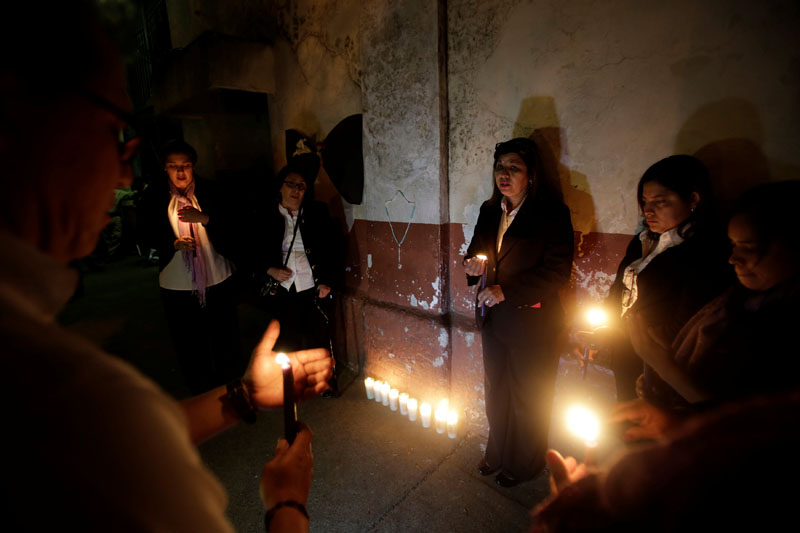 Candles are lit during a vigil for victims after a fire broke at the Virgen de Asuncion home in San Jose Pinula on the outskirts of Guatemala City, on March 8, 2017. Photo: Reuters