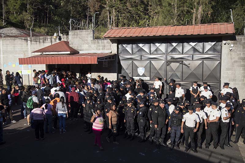 National Police guard the entrance to the Virgen de la Asuncion Safe Home, in San Jose Pinula, Guatemala, on March 8, 2017. Photo: AP