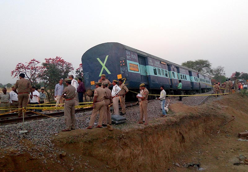 Police officials stand next to a derailed coach of a passenger train in Mahoba district in the northern state of Uttar Pradesh, India, on Thursday, March 30, 2017. Photo: Reuters