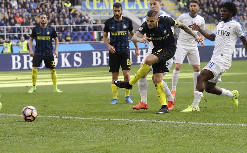 Inter Milan's Mauro Icardi scores a goal during the Serie A soccer match between Inter Milan and Atalanta at the San Siro stadium in Milan, Italy, on Sunday, March 12, 2017. Photo: AP