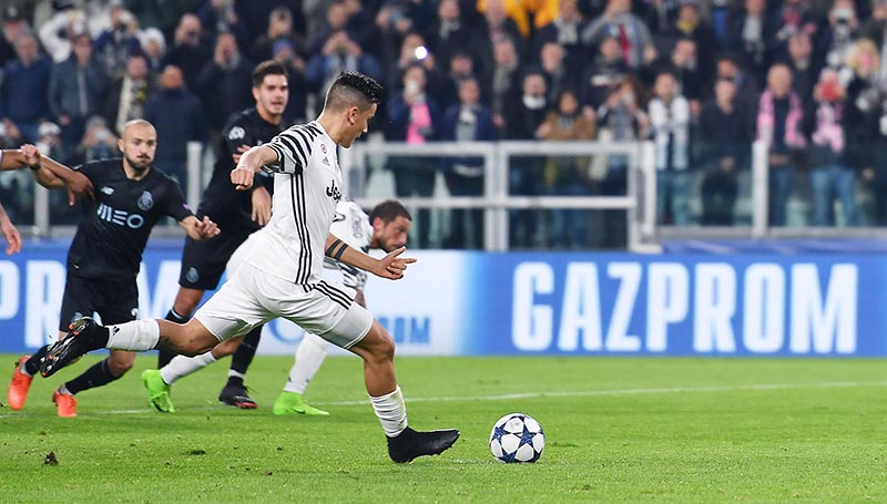 Juventus' Paulo Dybala scores on penalty kick during a Champions League round of 16, second leg soccer match, between Juventus and Porto at the Juventus stadium in Turin, Italy, on Tuesday, March 14, 2017. Photo: Alessandro Di Marco/ANSA via AP