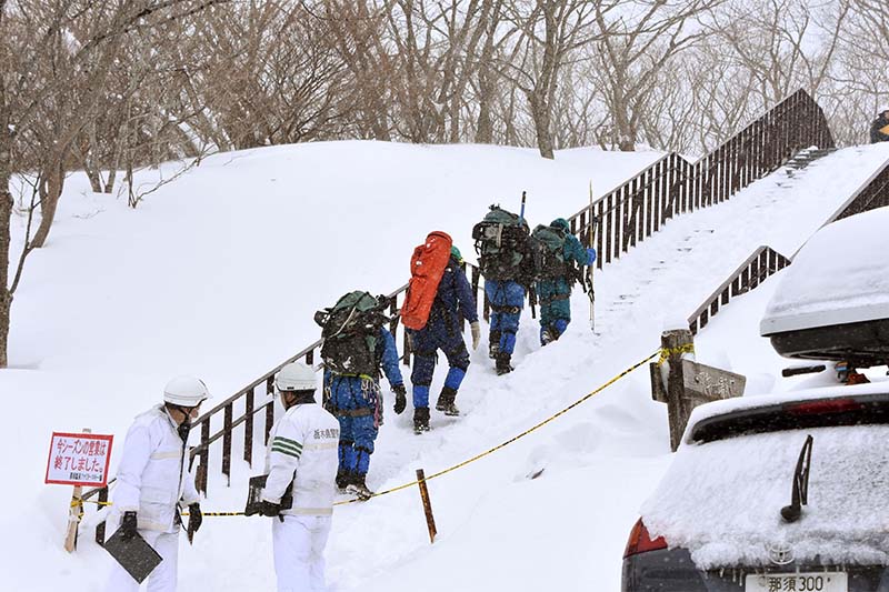 Rescue workers climb toward a mountain for searching missing people after an avalanche near a ski resort in Nasu town, north of Tokyo, Japan, on March 27, 2017. Photo: Kyodo via Reuters