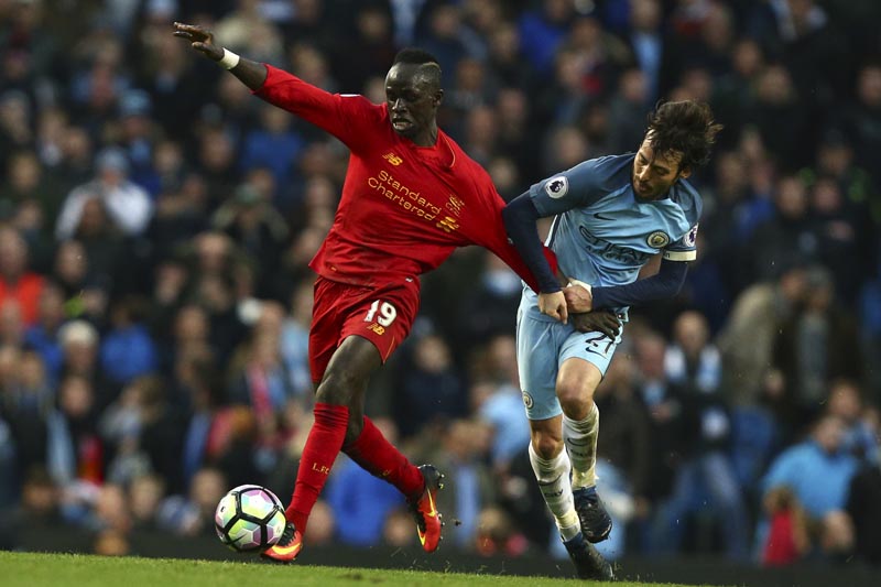 Liverpool's Sadio Mane is grabbed by Manchester City's David Silva, right, during the English Premier League soccer match between Manchester City and Liverpool at the Etihad Stadium in Manchester, England, Sunday March 19, 2017. Photo: AP